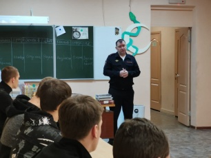 В Топках сотрудник полиции провел классный час для учащихся техникума о вреде наркотиков