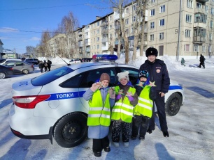 Сотрудники Госавтоинспекции г.Топки совместно с отрядом ЮИД школы №2 провели акцию «Открытка вместо штрафа»