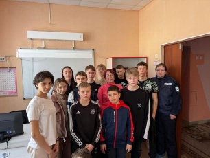 Сотрудники топкинской полиции провели урок мужества в детском доме «Островок» в Малом Корчугане