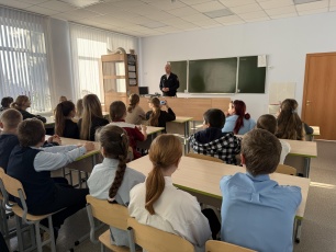24 октября 2025 года в рамках акции «Каникулы» заместитель начальника Госавтоинспекции Топкинского округа Александр Конышев посетил МБОУ «Усть-Сосновскую ООШ»