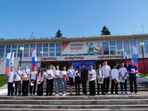 В Топкинском муниципальном округе в День Государственного флага Российской Федерации в торжественной обстановке вручили подросткам их первые паспорта. 