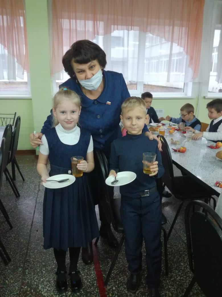 Депутатский контроль организации бесплатного питания младших школьников в образовательных организациях Топкинского муниципального округа