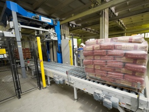 На Топкинском цементном заводе установлен автоматический упаковочный комплекс