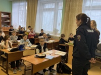 Сотрудники Госавтоинспекции г.Топки в рамках ОПМ «Юный пешеход» провели профилактические беседы в школе №1