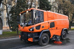 Илья Середюк: кузбасские инженеры разработали уникальную вакуумную машину для всесезонной уборки улиц