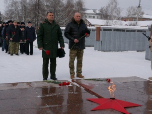 Возложение цветов к мемориалу воинам-топкинцам, погибшим в годы Великой Отечественной войны. 