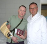 Илья Середюк наградил кузбассовца, который спас людей в Горловке