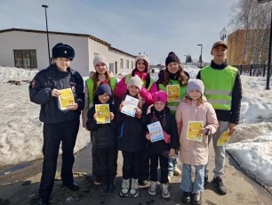  В городе Топки сотрудники Госавтоинспекции совместно с отрядом ЮИД провели профилактическую акцию, направленную на безопасность пешеходов в период школьных каникул.