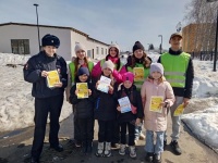  В городе Топки сотрудники Госавтоинспекции совместно с отрядом ЮИД провели профилактическую акцию, направленную на безопасность пешеходов в период школьных каникул.