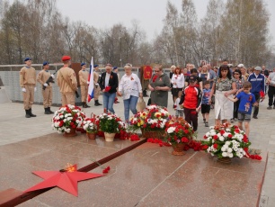 Возложение цветов к воинским монументам и вечному огню